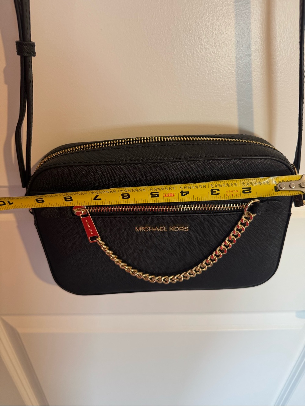 Jet Set Large Saffiano Crossbody bag with gold chain. - Picture 4 of 11